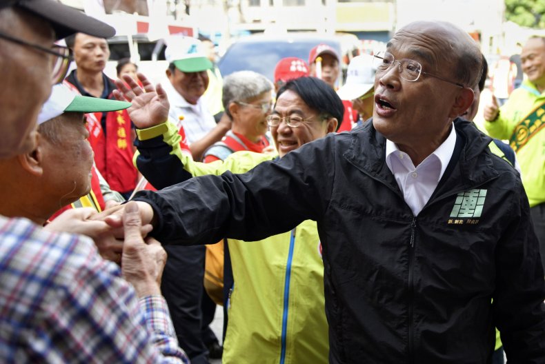 Su Tseng-chang greets well-wishers.