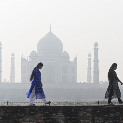 New Delhi shut down due to smog New Delhi shut down due to smog