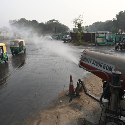 New Delhi shut down due to smog New Delhi shut down due to smog