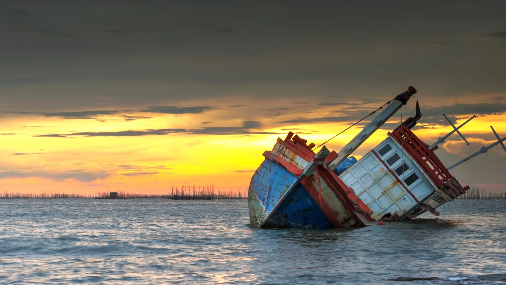 Woman Pulls Her Shipwrecked Father From Ocean, Climbs Cliff to Get Help ...