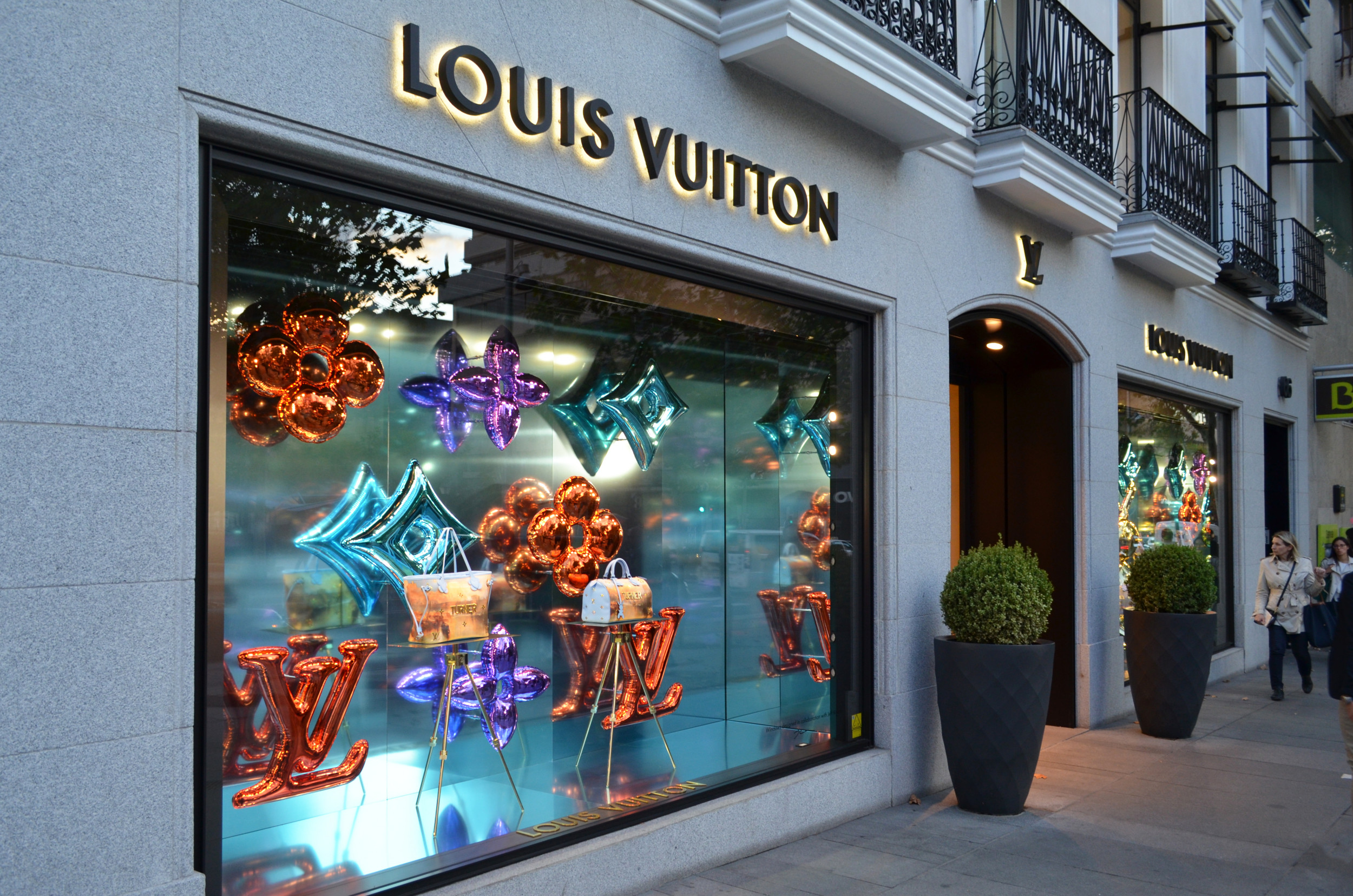 Louis Vuitton robbery Masked men rob store on Mag Mile police track  handbags to parked car in Bronzeville  Chicago SunTimes