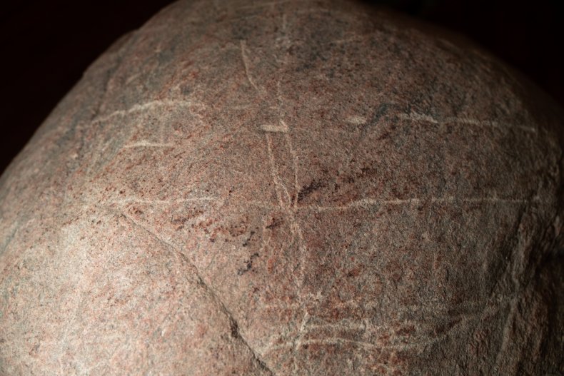 petroglyph rock carvings 