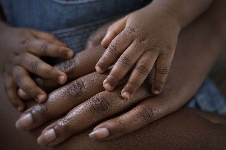 Tenendo la mano del bambino