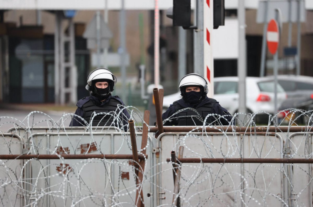 Polish law enforcement officers secure border