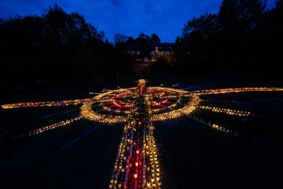 Woman creates candlelight memorial for COVID victims