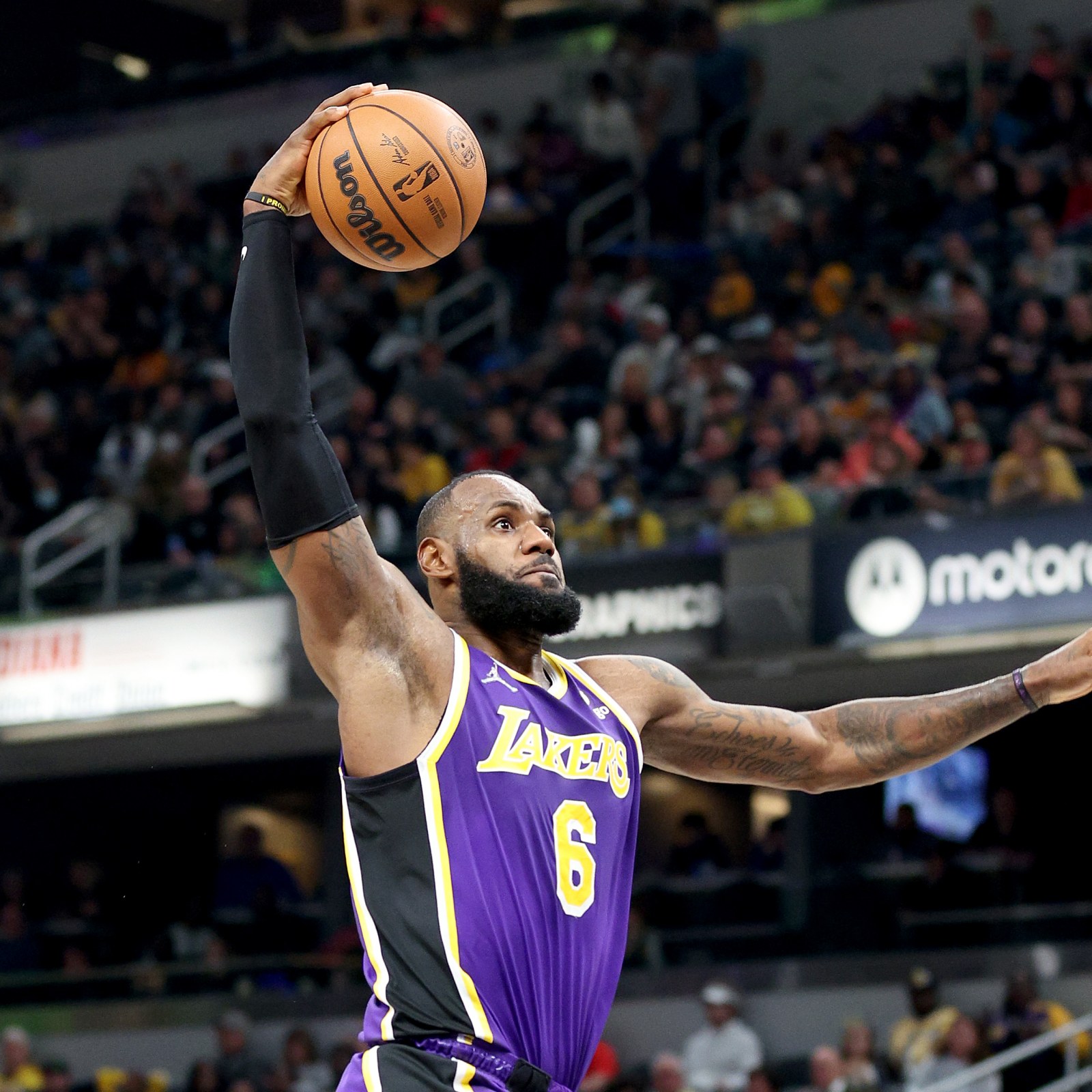 Focused LeBron James tells Lakers teammates to tone down sideline antics