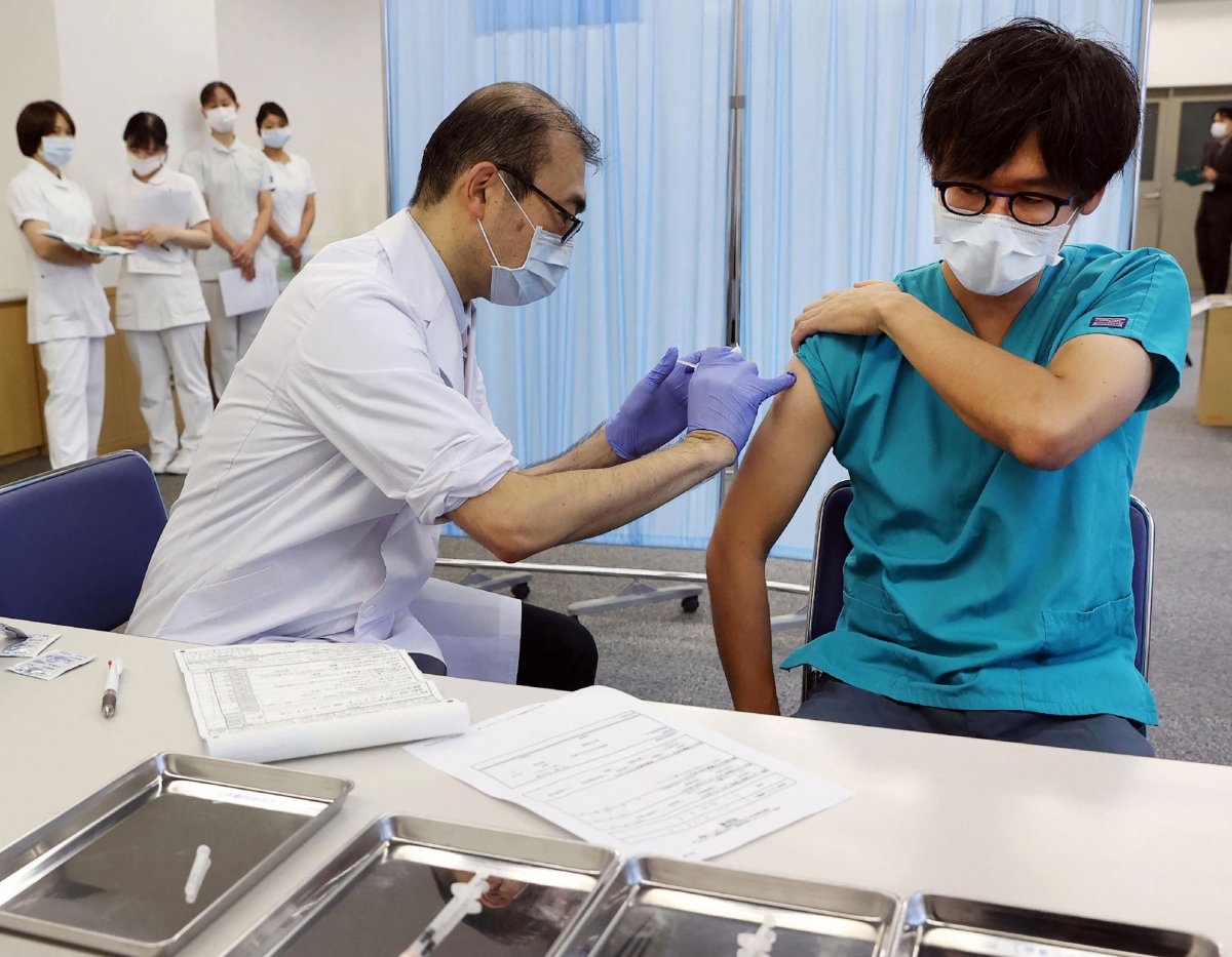 Healthcare staff receive COVID booster in Tokyo