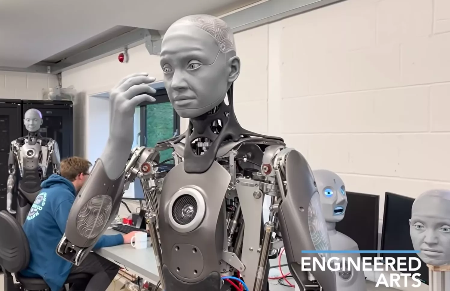 Schotel atoom B olie Video of Realistic Humanoid Robot Has the Internet Terrified: 'Oh My God'
