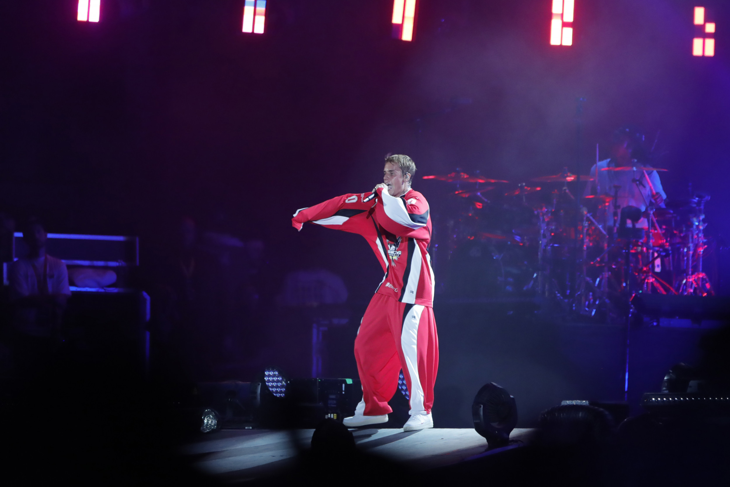 justin-bieber-performs-to-packed-crowd-in-saudi-arabia-despite