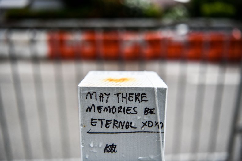 A handwritten note at the makeshift memorial.