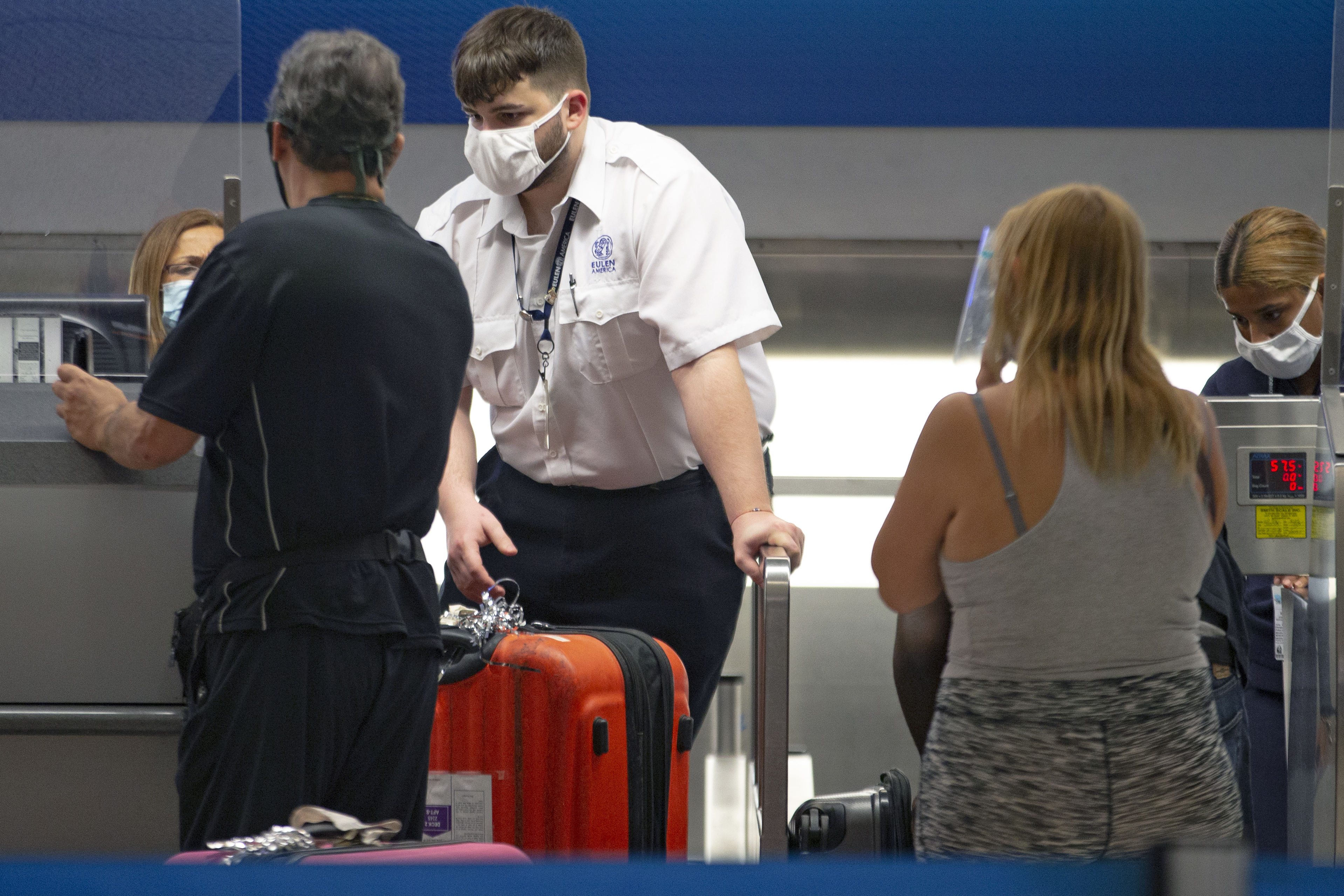 'Robbery in the Skies': Dems Revive Bill to Regulate Airline Fees for Bags, Family Seats - Vimarsana News