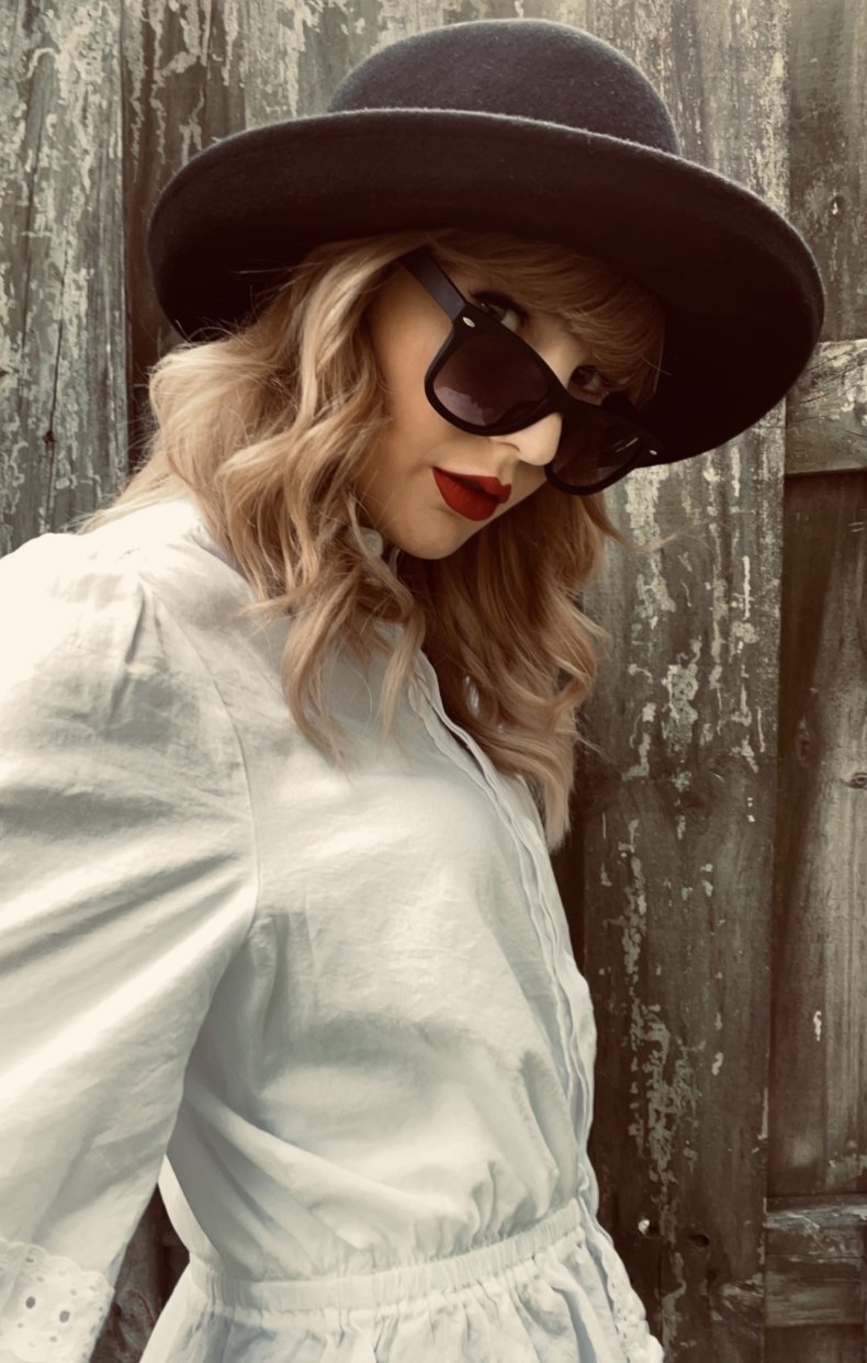 Taylor Swift Lookalike Ashley Leechin