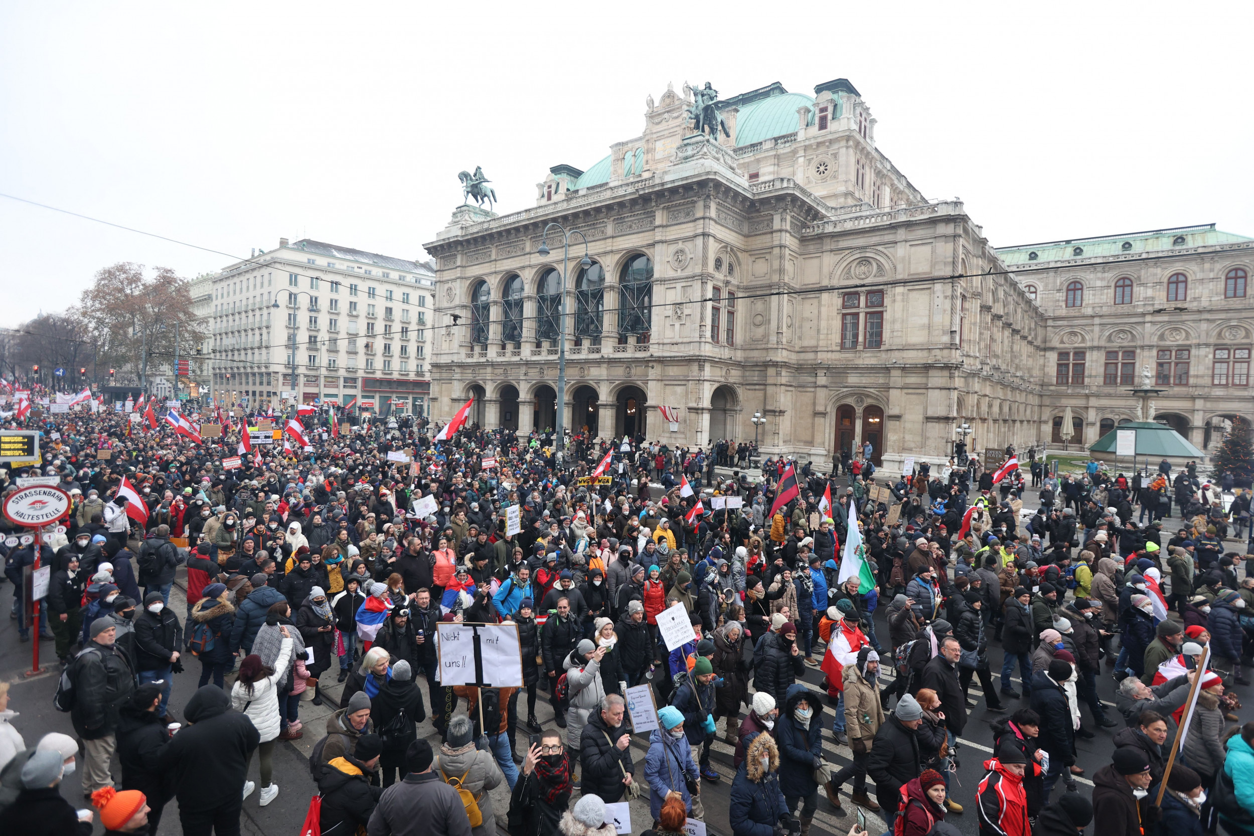 Вене друзья. Протесты в Австрии. Манифестации в Австрии. Митингующие в Вене. Вена человека.