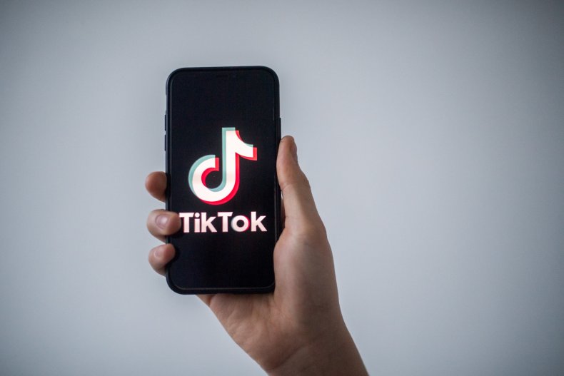 لوگوی TikTok روی گوشی