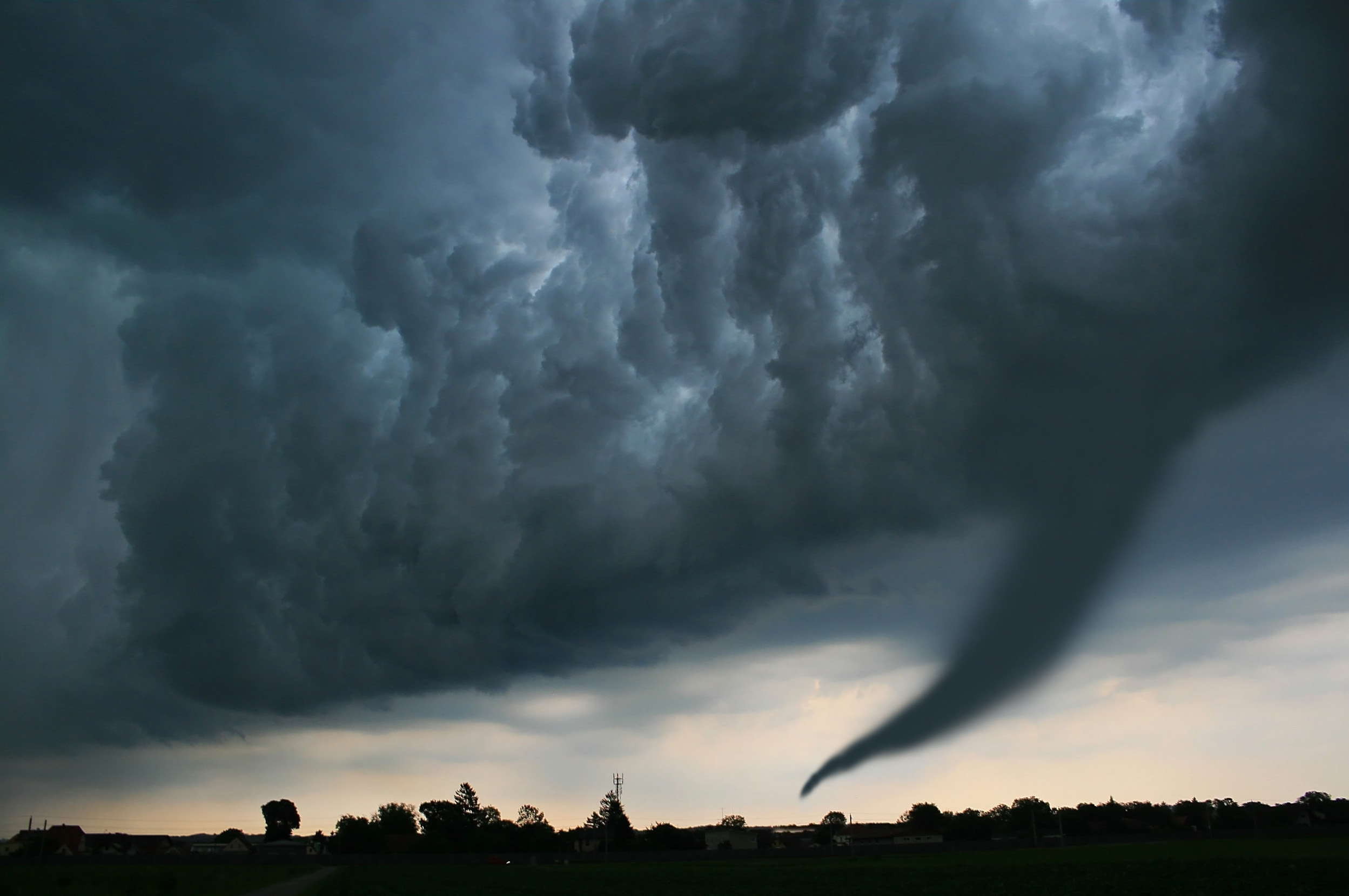 mom-captures-moment-she-saw-incoming-kentucky-tornado-in-terrifying-video