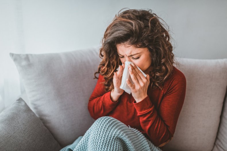 woman sneezing omicron