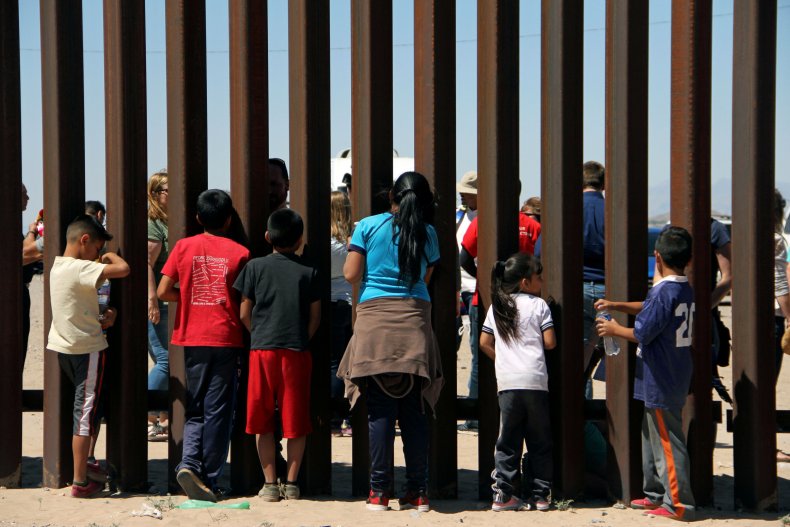 DOUNIAMAG-MEXICO-US-BORDER-PRAYER