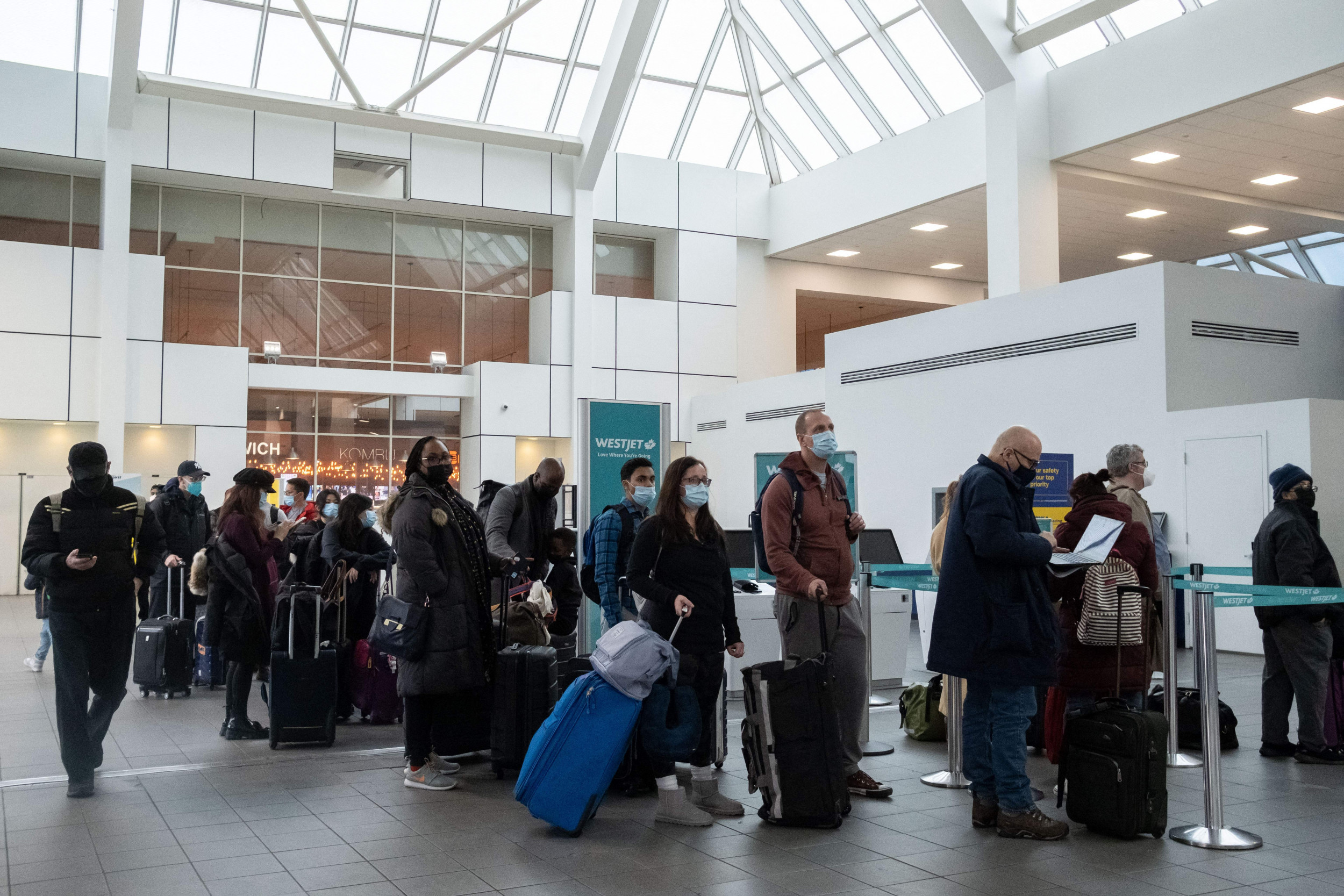 U.S. Airlines Cancel Flights Over Christmas Due to COVID-Prompted Personnel Shortages