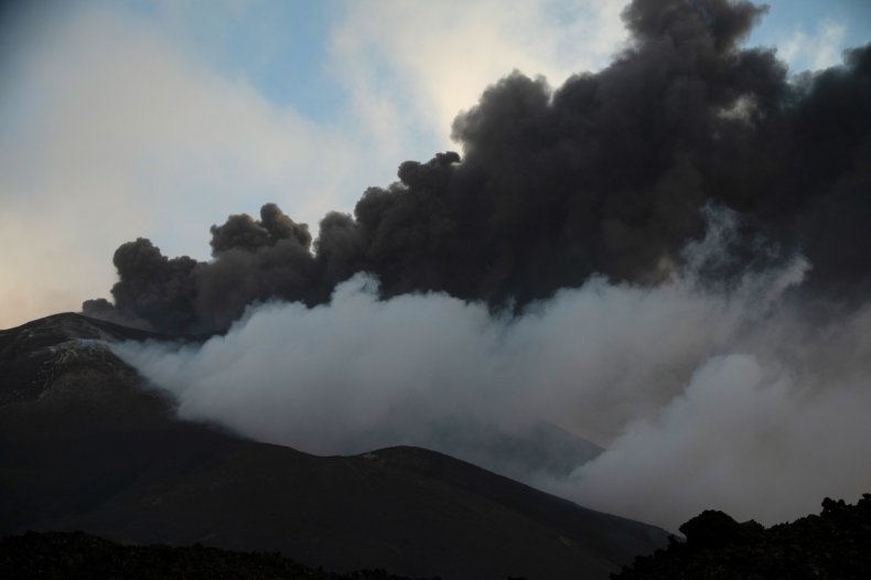 La Palma volcano ash and smoke 