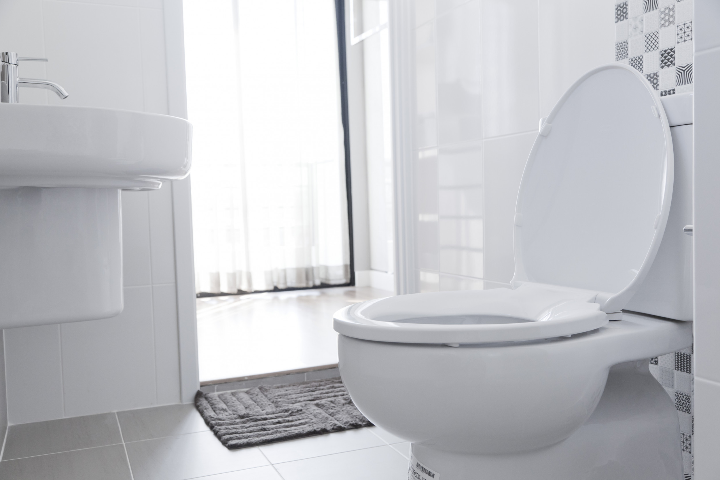 'Run': Woman's 'Crazy' Hinge Date Left Message on Toilet Seat After Being Kicked Out - Vimarsana News