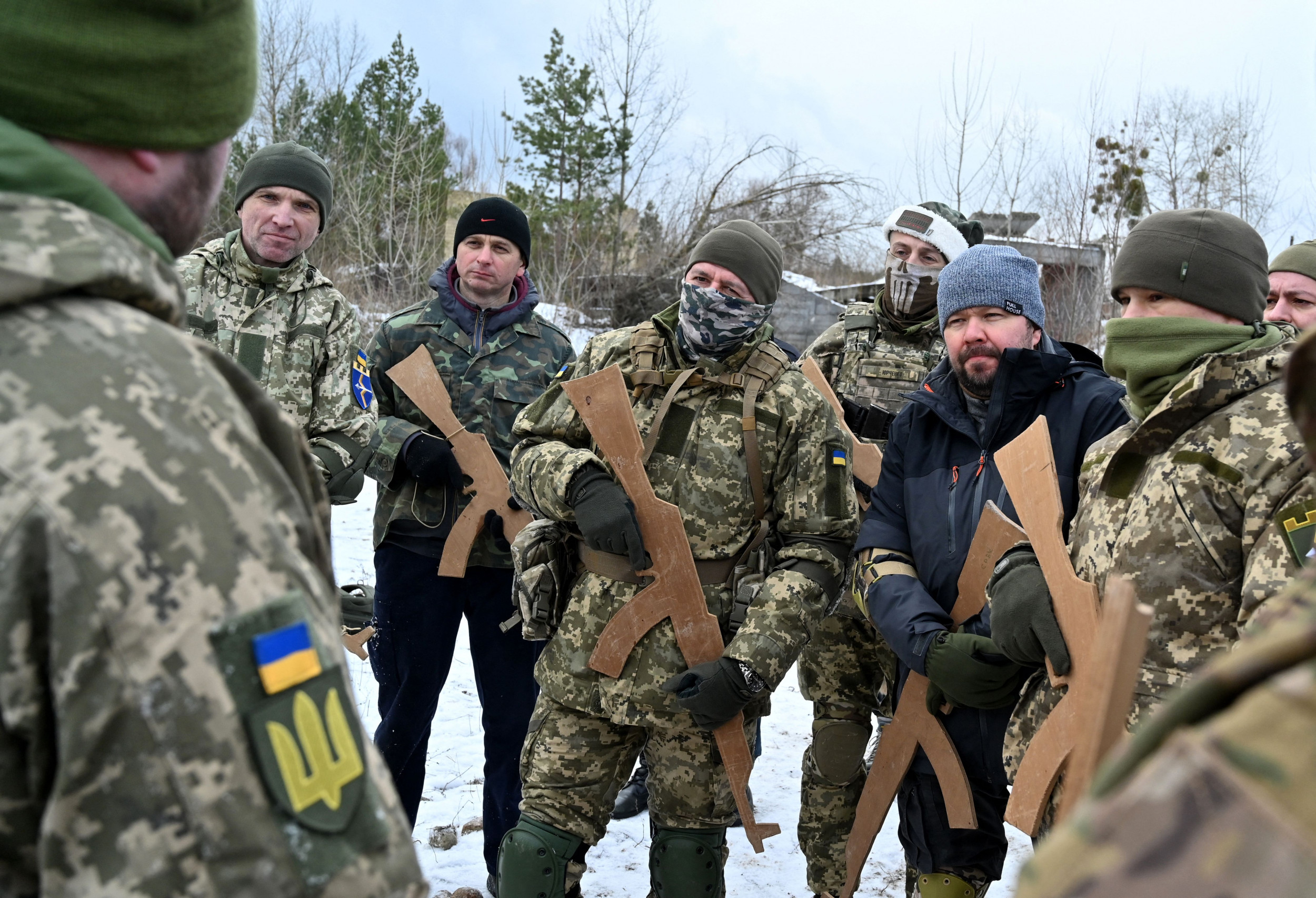 Западные силы украины. Украинские солдаты с деревянными автоматами. Украинская армия. ВСУ С деревянными автоматами. Отряды территориальной обороны.