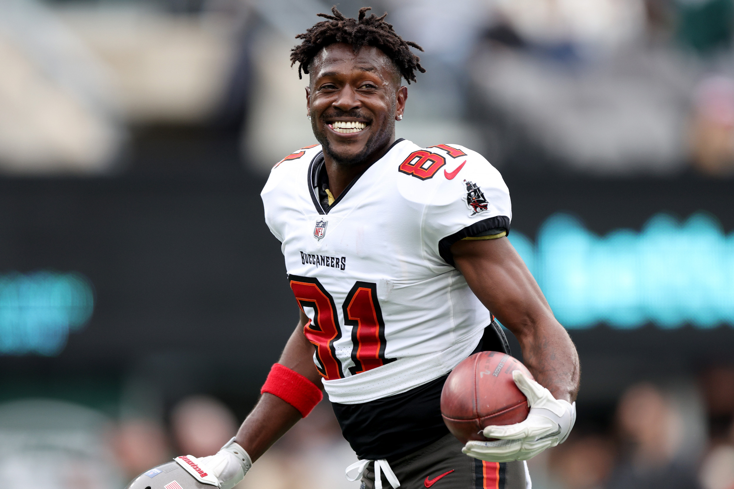 Antonio Brown Quits Buccaneers Team Mid-Game, Removes Pads and Walks Off  Field