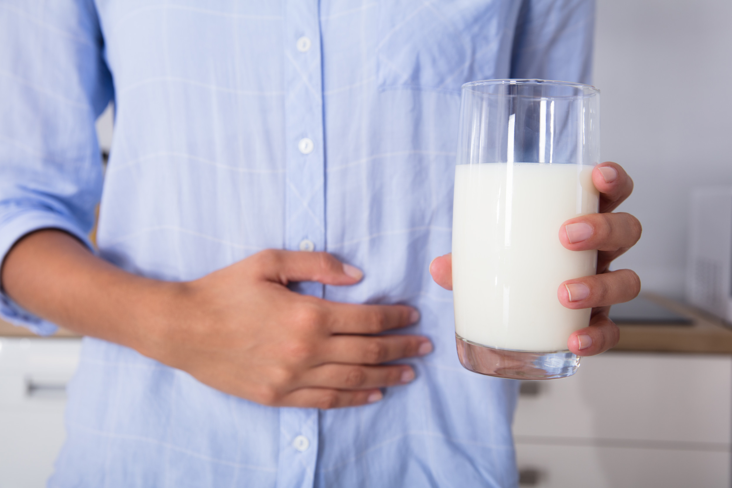 Пьют ли молоко при изжоге. Молоко от изжоги. Изжога от молока. Молоко помогает от изжоги. Отказ от молочных продуктов.