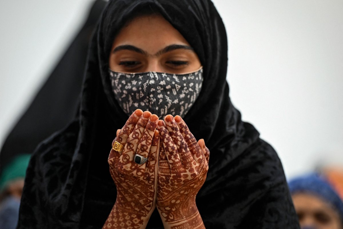 Muslim woman, India, prayer