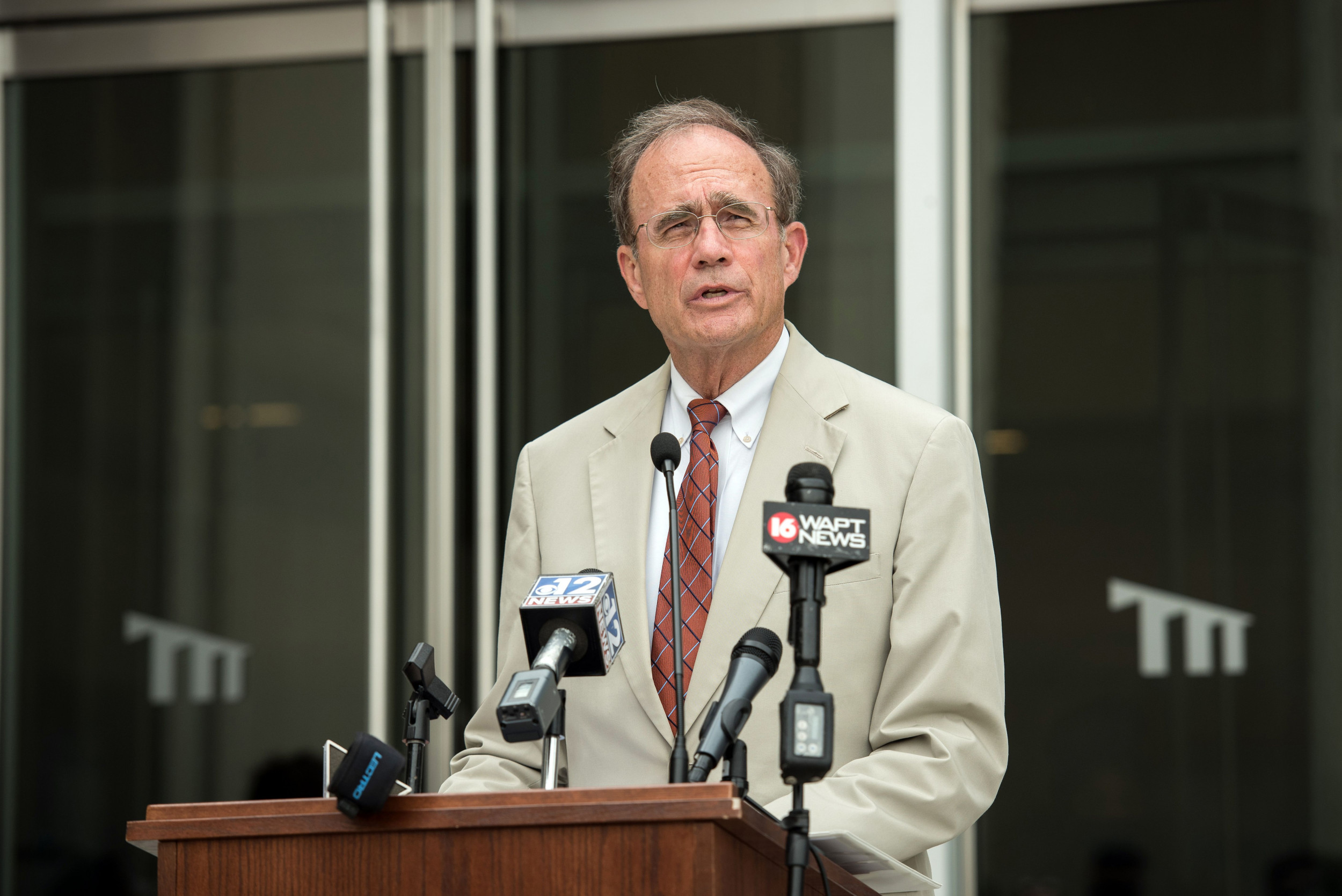 Mississippi Lt. Gov. Tests Positive for COVID Day After Going Maskless Around Capitol