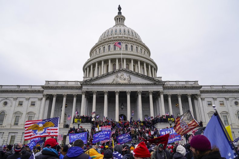 جمعیت در مقابل ساختمان کنگره در 6 ژانویه