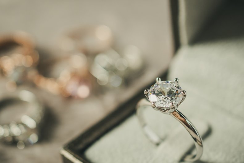 Web Backs Lady Who Bought ‘Heirloom’ Engagement Ring to Pay Canceled Wedding ceremony Prices