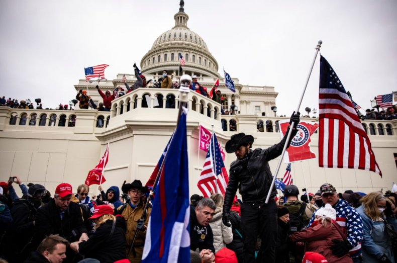 عکس از جمعیت در مقابل ساختمان کنگره 