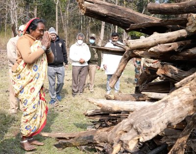 Mourners at funeral of Collarwali tigress Mourners at funeral of Collarwali tigress