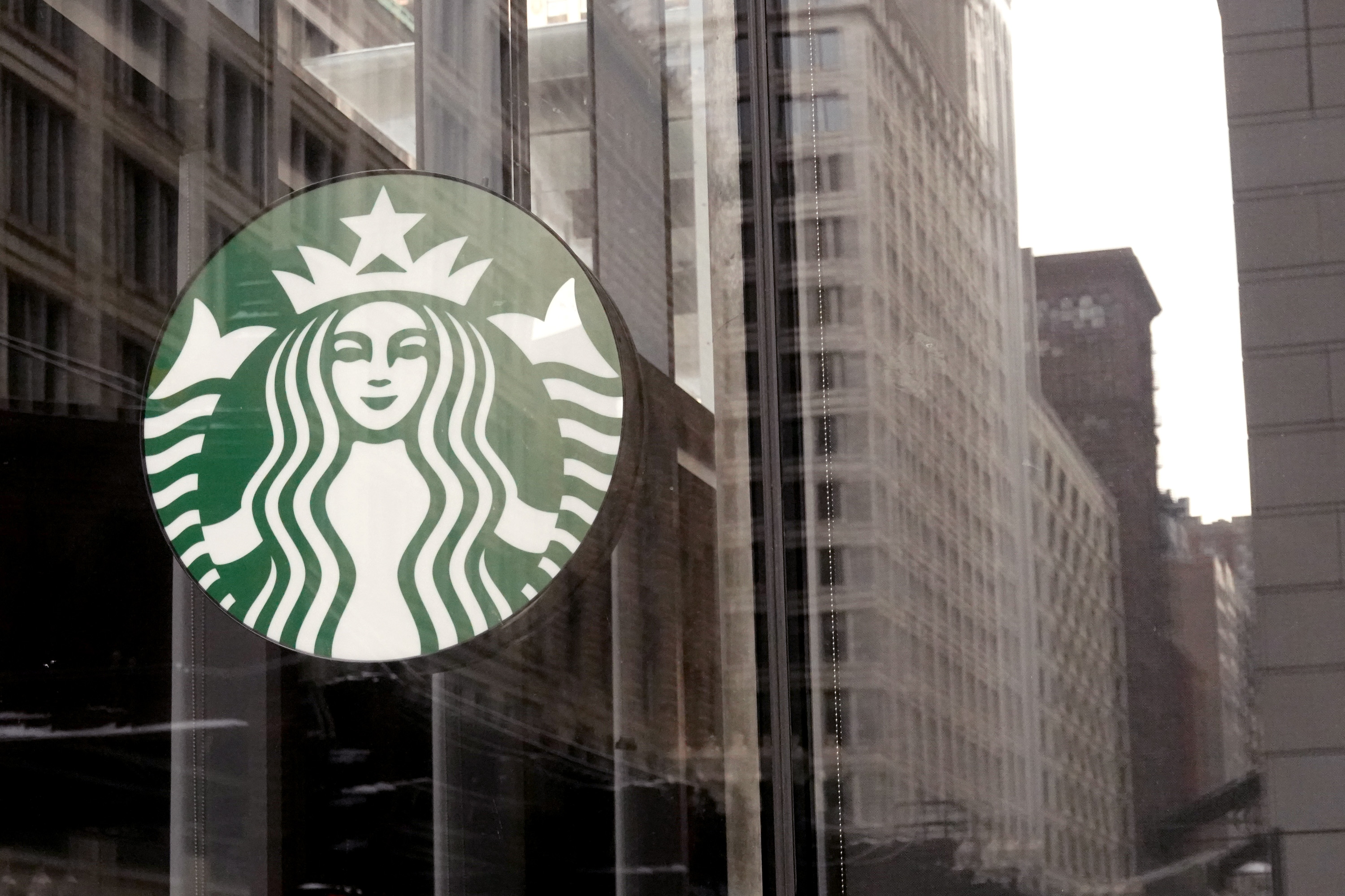 Starbucks, Which Employs 228K In U.S., Reverses COVID Vaccine Mandate ...