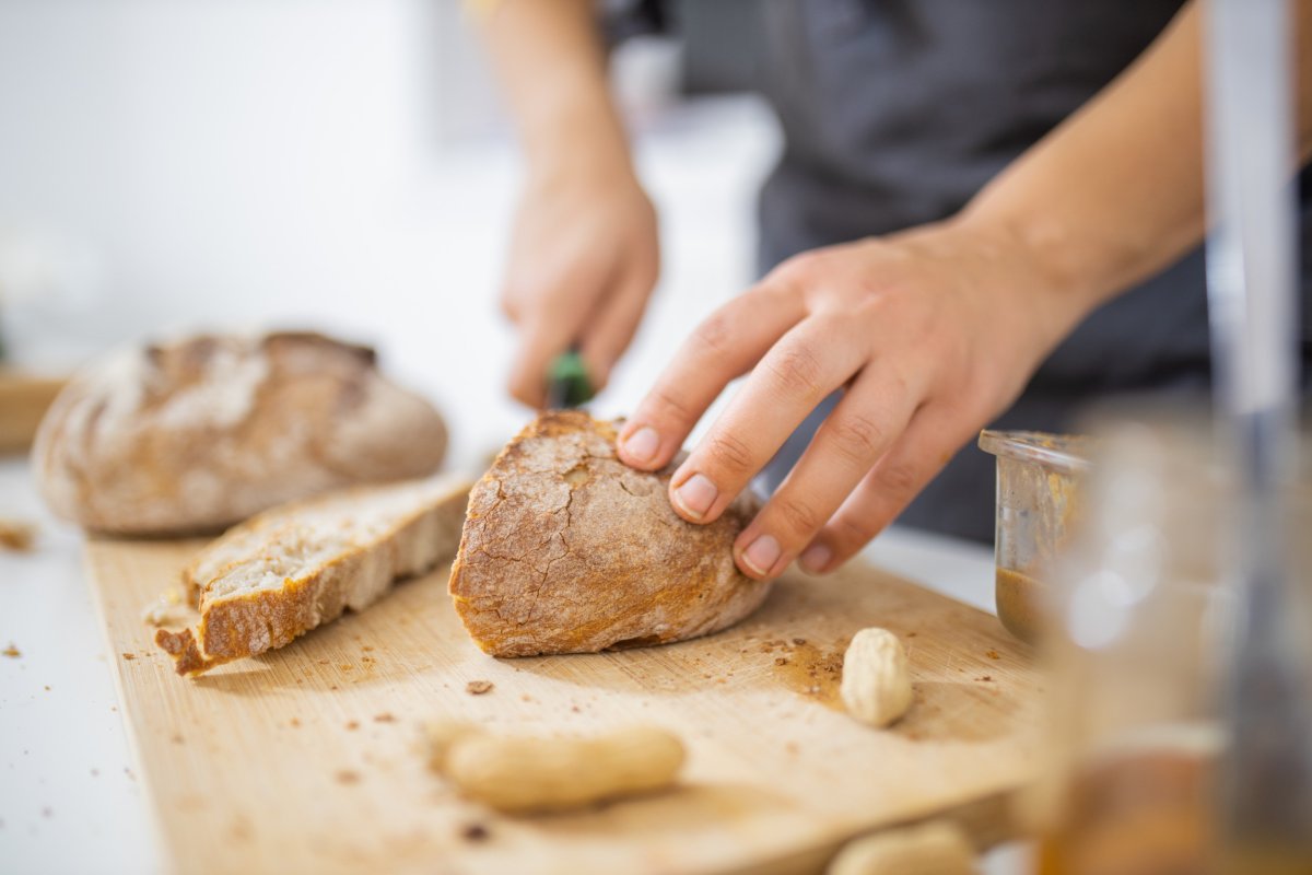 Hands slicing bread