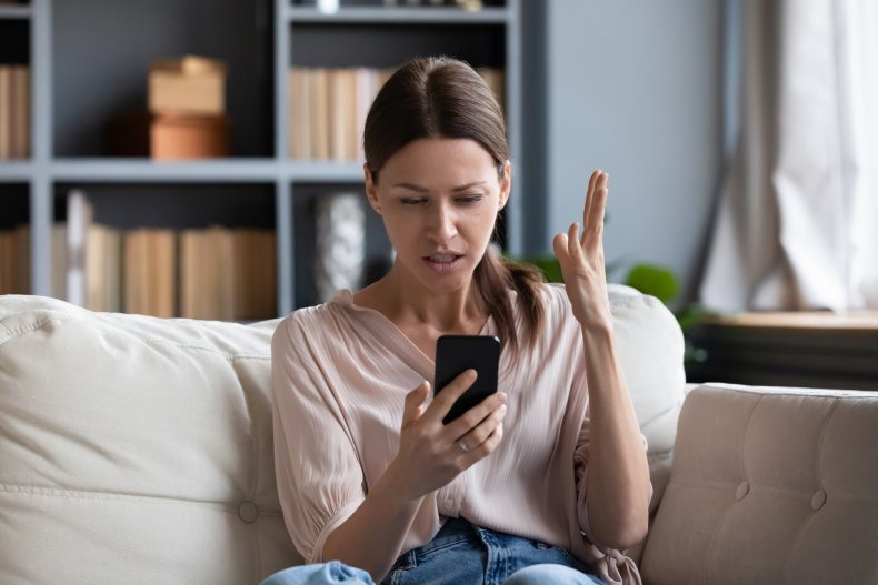 Donna sconvolta al telefono