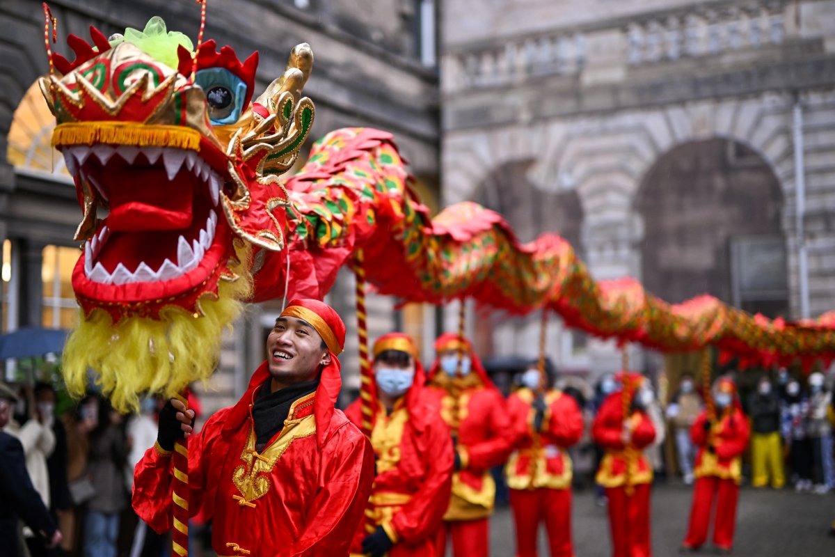 dragon dance chinese new year