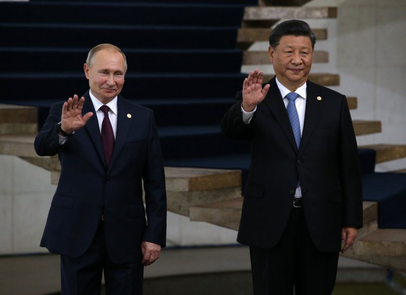  Vladimir Putin (L) and Chinese President Xi 