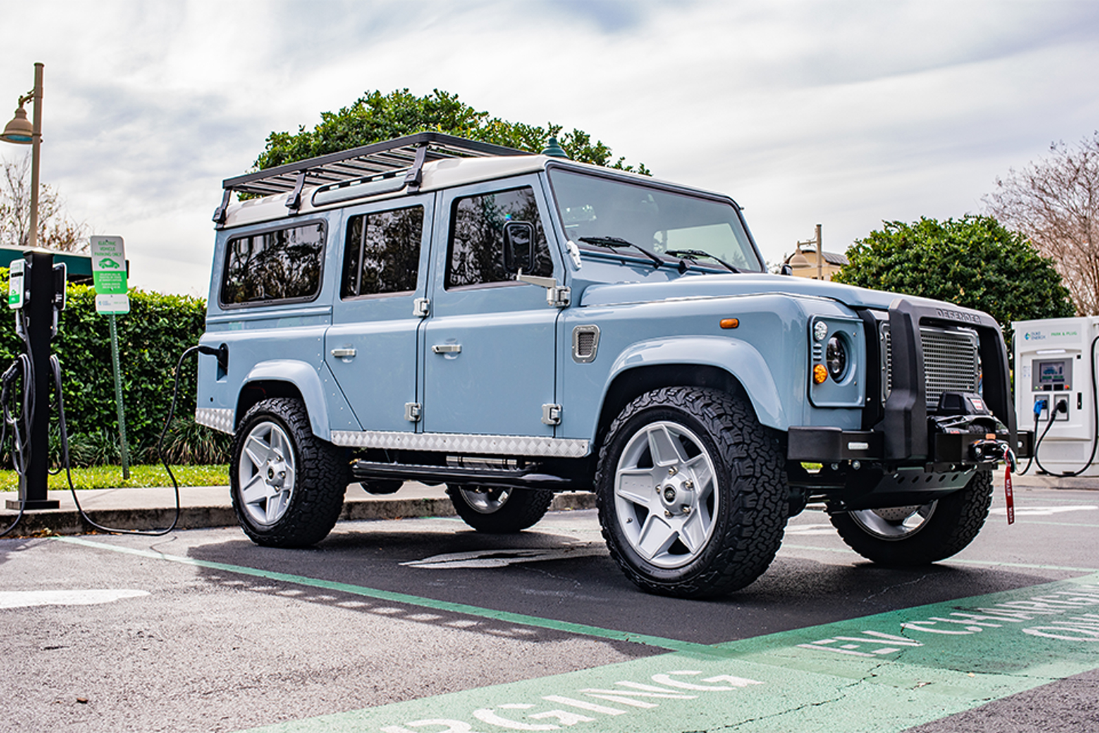 Tesla Inside: The Ultimate Vintage Land Rover Retrofit - IEEE Spectrum