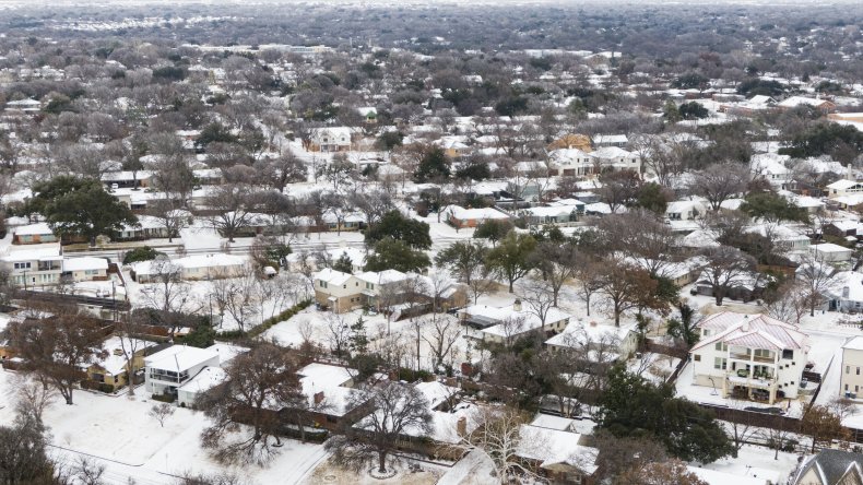 Snow covers Texas neighborhood