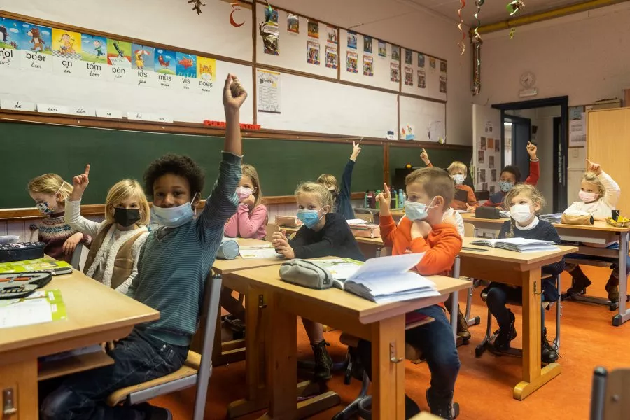 Judge Temporarily Halts Mask Mandate Ban in VA Schools