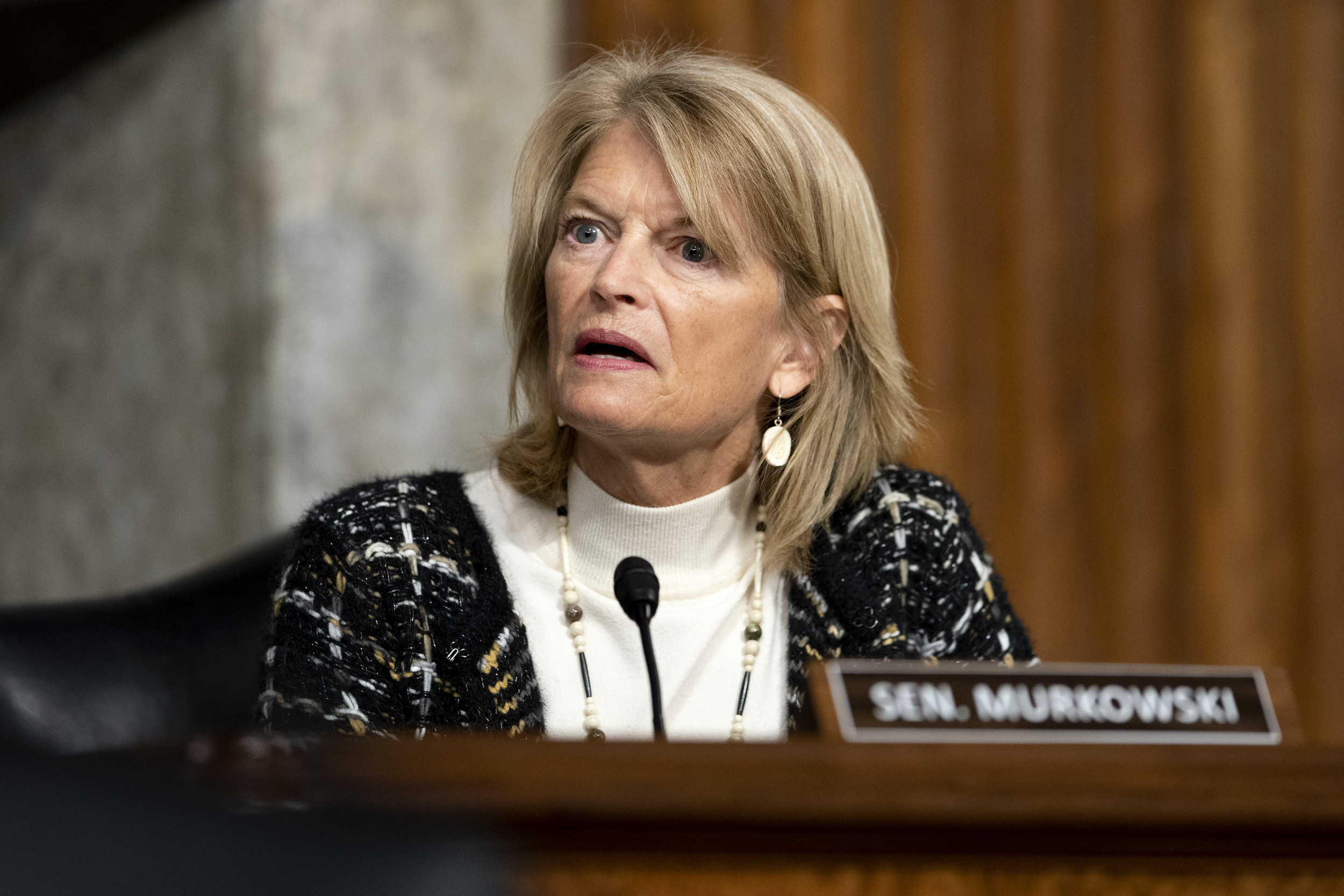 Manchin and Murkowski Cross Party Lines to Endorse Each Other – Newsweek