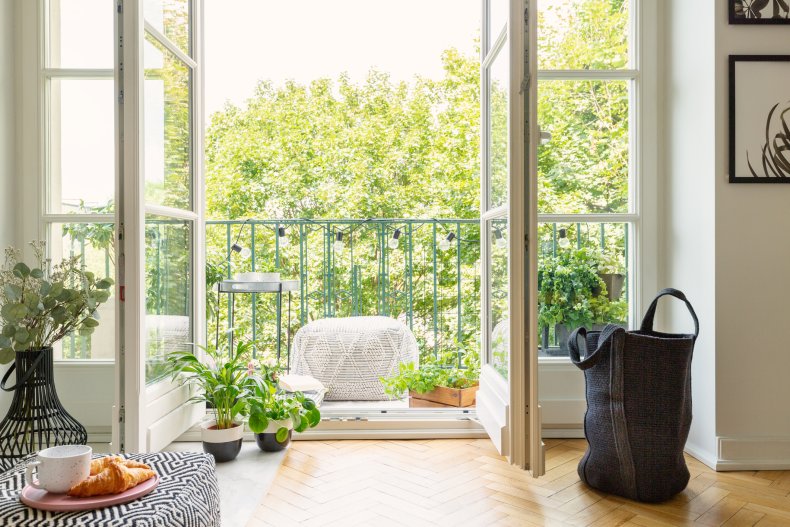 Balcony garden ideas, apartment outdoor space 