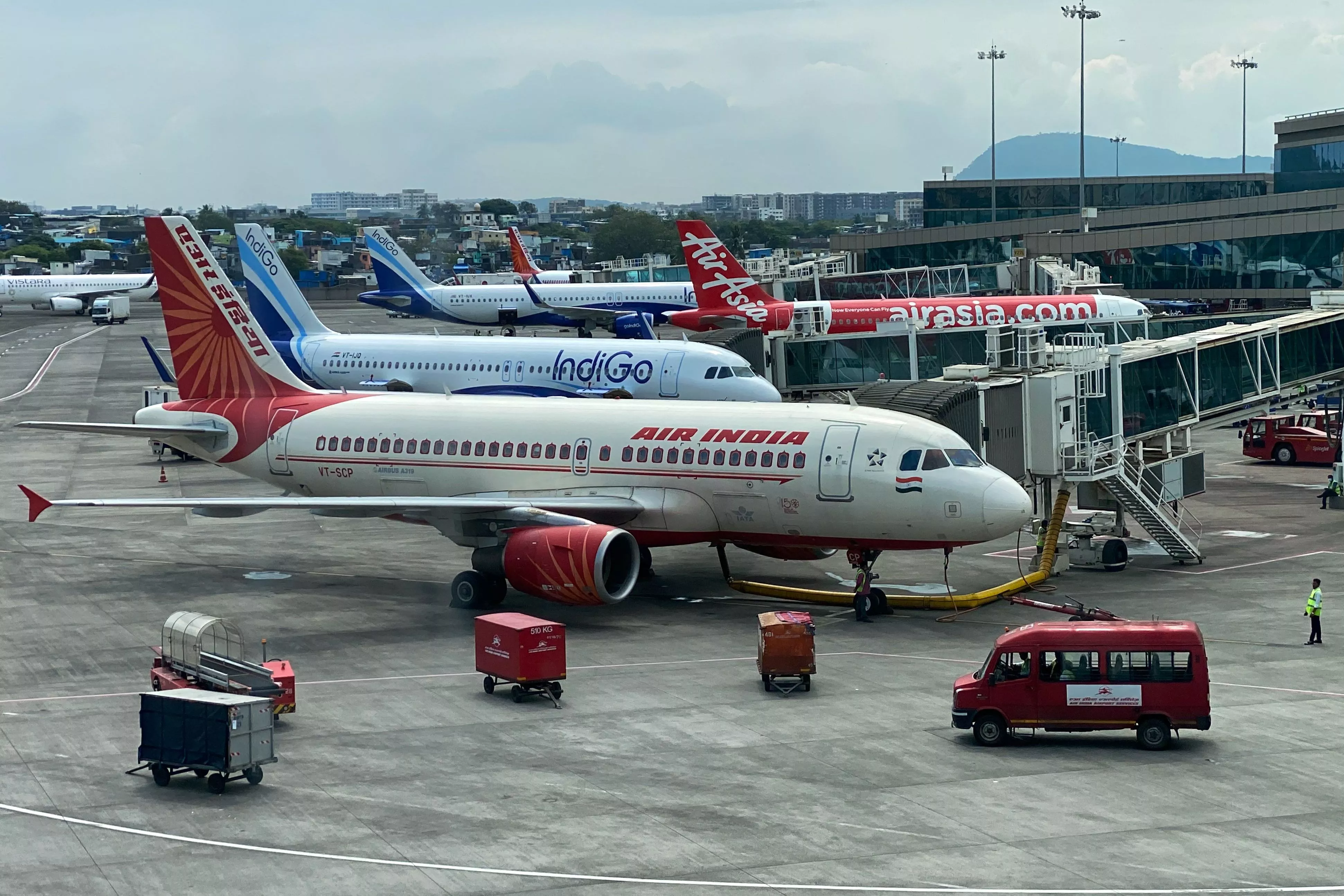 Plane's Engine Cover Falls During Takeoff, Manages to Land Safely - Vimarsana News