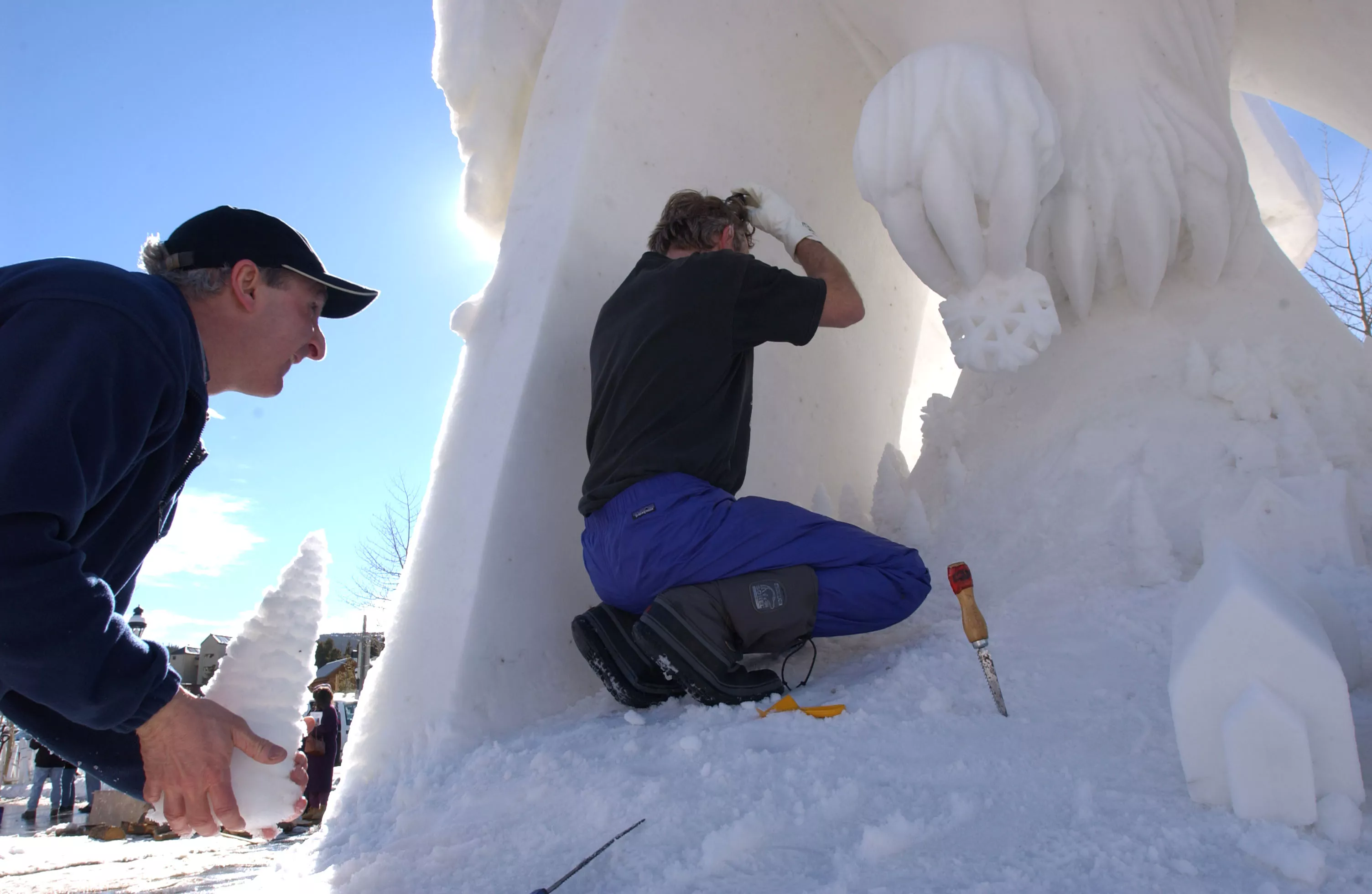 Man Sculpts a Nearly Full-Sized T-Rex Using Snow, Spray Paint, Wood - Vimarsana News