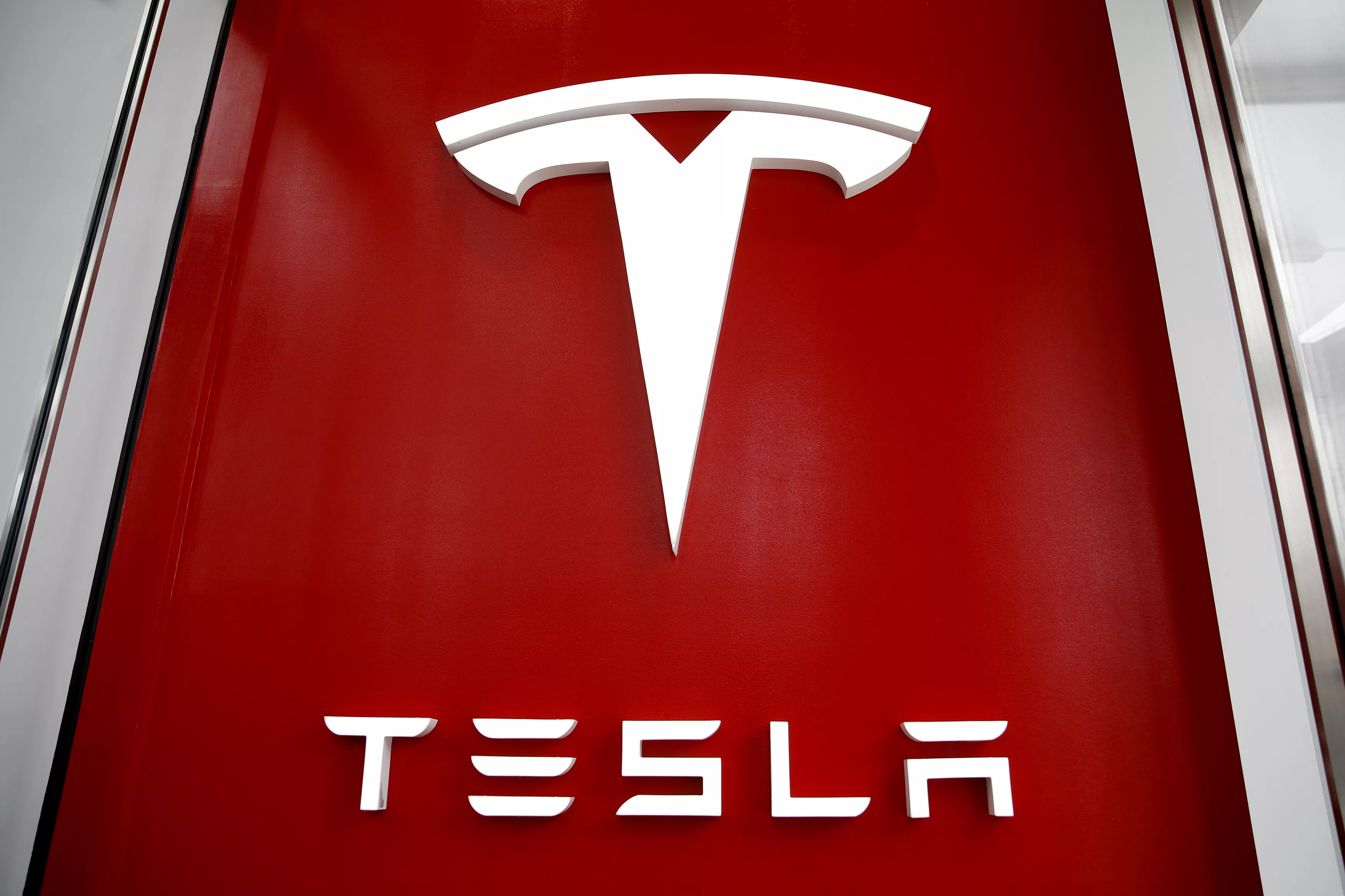 Tesla Autopilot Crashes Into Police Car, Hits Cop as Driver 'Watches Movie' - Vimarsana News