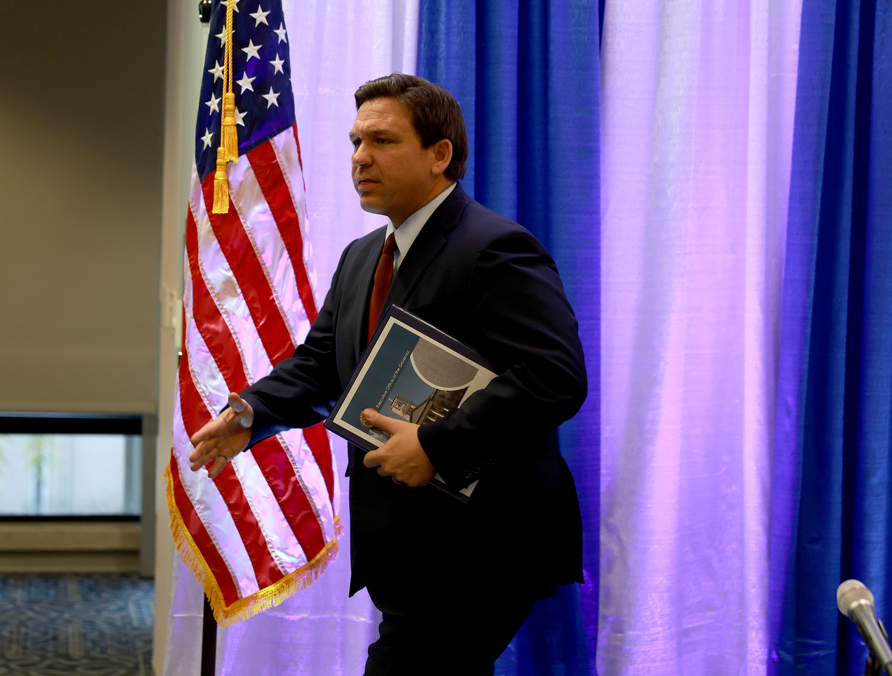 According to a poll, Ron DeSantis is the favorite for re-election despite recent controversy: Poll thumbnail