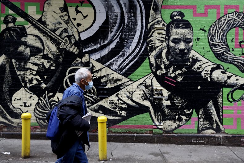 A man pass in front of graffiti