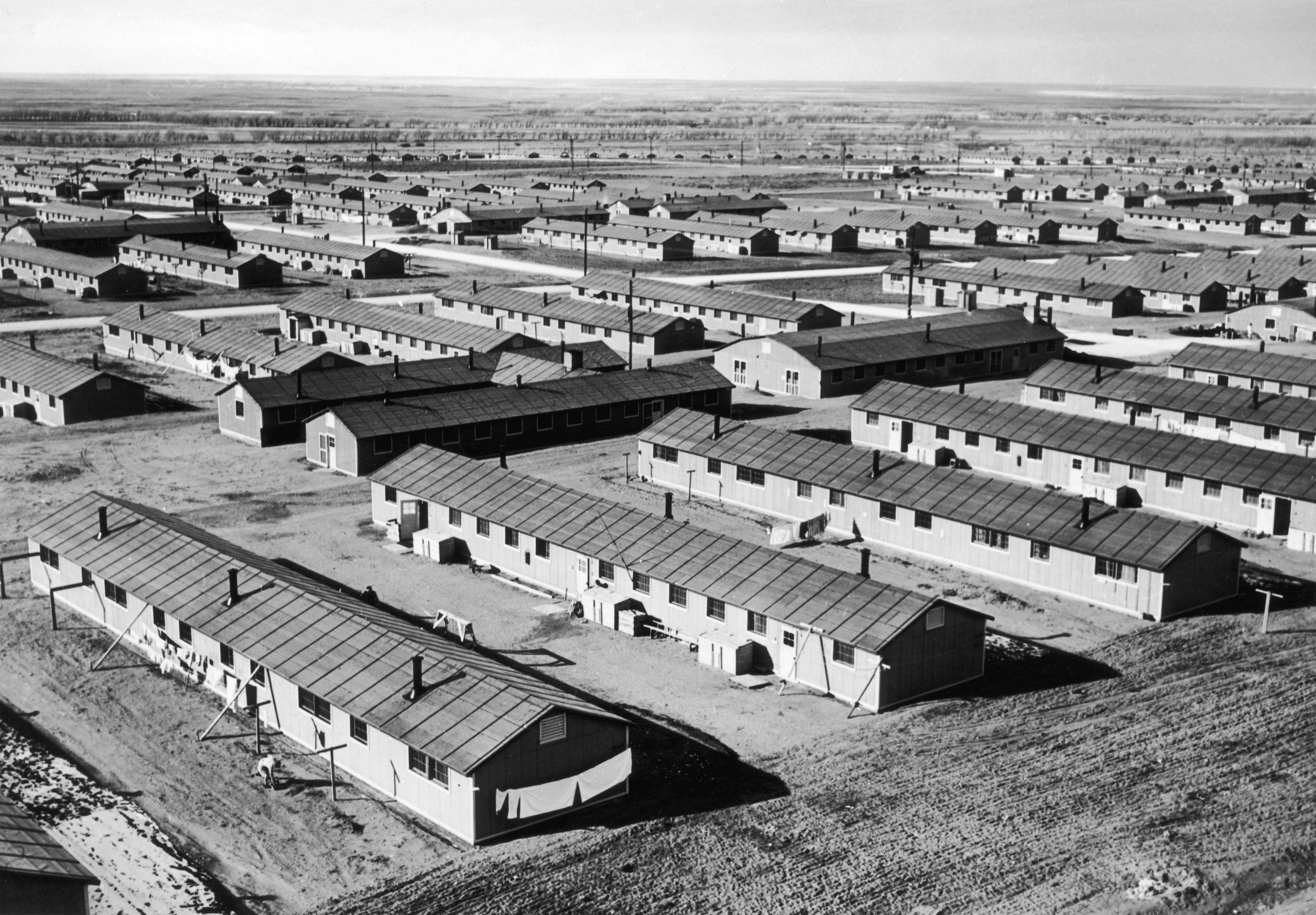 Concentration camp. Дахау концентрационный лагерь бараки. Бараки концлагеря Бухенвальд. Концентрационный лагерь Аушвиц.