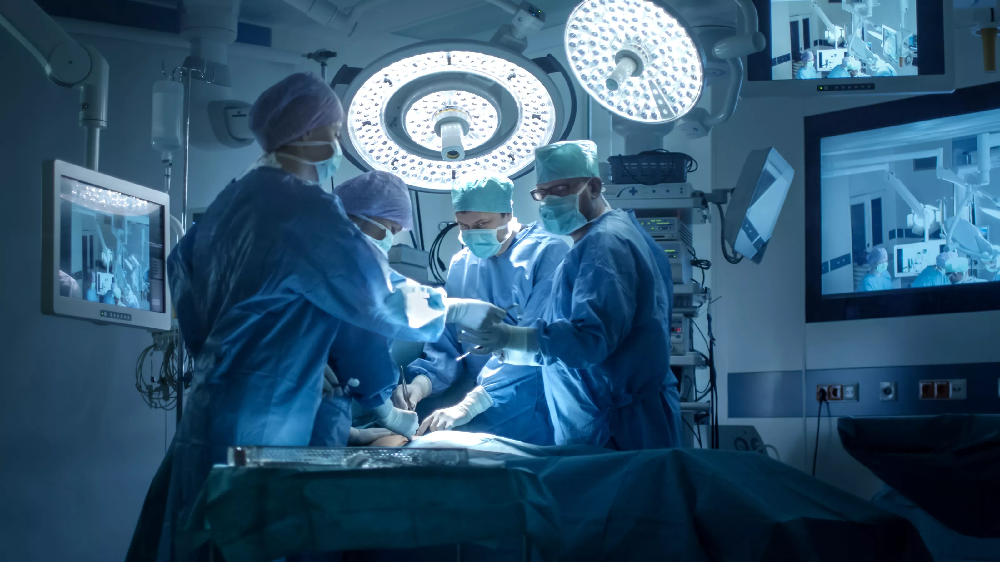 Woman Loses Fingers After Life-threatening Condition Causes Her Skin to Die - Vimarsana News